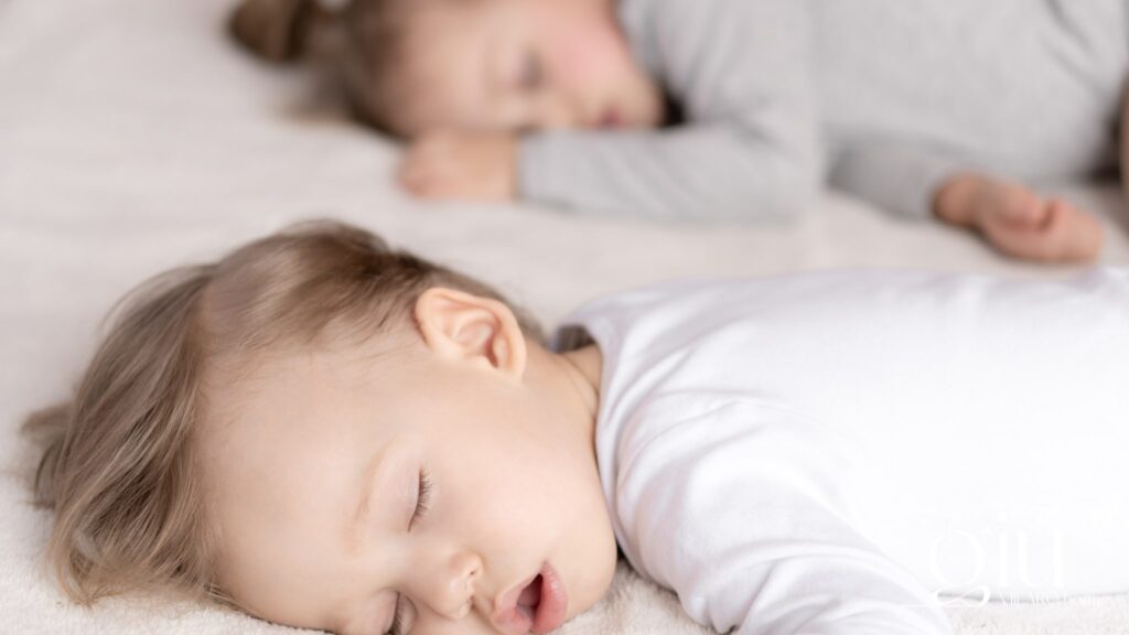 Dziecko w głębokim śnie na materacu dziecięcym 80x180