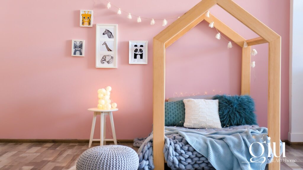 Materac dziecięcy 80x180 w łóżku typu domek w pokoju dziewczynki
