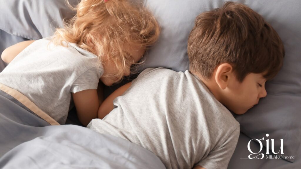 CopyDwoje dzieci spokojnie śpiących na materacu dziecięcym 80x180 giu Milaro